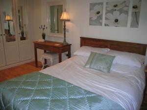 a bed in a room with a desk and a bed sidx sidx sidx at Burrow Meadows in Casterton