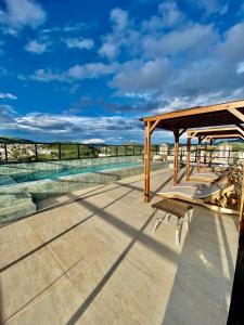 a view from the roof of a building with a swimming pool at Apts 501 e 705 Diamond Flats in São Lourenço