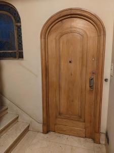 Una puerta de madera en una habitación con escaleras en Departamentos en el Centro de Buenos Aires en Buenos Aires