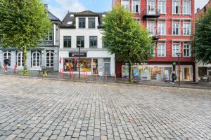 eine Kopfsteinpflasterstraße in einer Stadt mit Gebäuden in der Unterkunft Fløyen Lux Apartment in Bergen