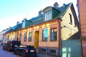 a brick building with a street sign in front of it at Magles Smiley Inn in Lund