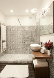 La salle de bains est pourvue d'une douche, d'un lavabo et d'une baignoire. dans l'établissement Bed&Garden, à Cesate