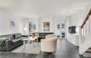 uma sala de estar com um sofá e uma mesa em Gorgeous Apartment In Bindslev With Wifi em Bindslev