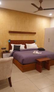 Casa Orchid في أليبي: غرفة نوم بسرير كبير مع بطانية ارجوانية