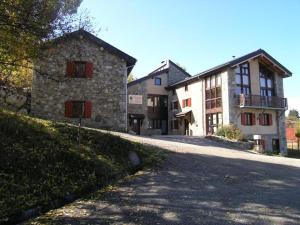 Planès的住宿－Orri de Planès，路边的一座大型石头建筑