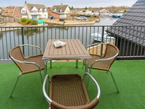 ロクサムにあるGrebeの港の景色を望むバルコニー(テーブル、椅子付)