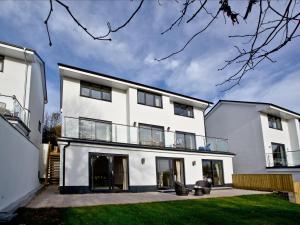 an exterior view of a white house at Orestone Garden Apartment in Dawlish