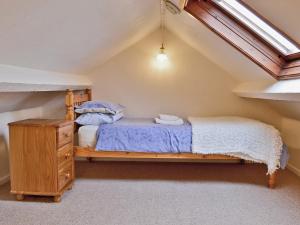 1 dormitorio con 1 cama en el ático en Cyll Y Felin Fawr 2 en Aberdaron