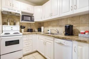 Kuchyň nebo kuchyňský kout v ubytování Entire Condo Downtown, walk to BMO & Stampede, UG Parking, 1,5 hrs to Banff