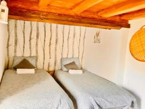 Кровать или кровати в номере MaderaVieja - Piscina & Jacuzzi