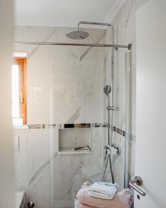 ein Bad mit einer Dusche und einer Glastür in der Unterkunft Apartment Nadica Sabunike in Privlaka