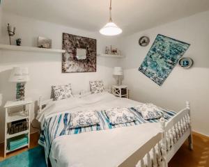 1 Schlafzimmer mit 2 Betten in einem Zimmer in der Unterkunft Apartment Nadica Sabunike in Privlaka
