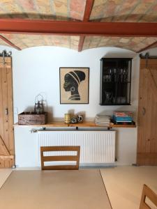 een keuken met witte muren en een houten plafond bij Porshus Ferielejlighed in Sundstrup