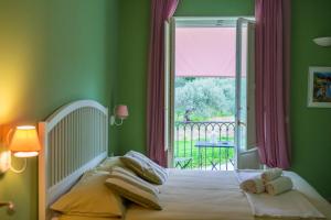 1 dormitorio con cama y ventana grande en L'ALBERO DELLA MANNA, en Patti