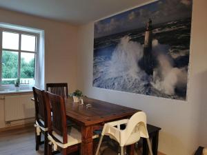 卡珀爾恩的住宿－Ostseeblick im Andersenhof，一间用餐室,配有一张桌子和一幅火箭的照片