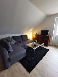 sala de estar con sofá y mesa de centro en Ostseeblick im Andersenhof, en Kappeln
