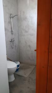 ein Bad mit einem WC und einer Dusche in der Unterkunft BEM VINDOS A KASA in Porto Novo