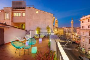 uma varanda com cadeiras e mesas num edifício em Hotel Amalfi em Roma