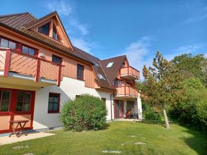 una casa grande con un patio delante en Oewern Diek 60, en Wustrow
