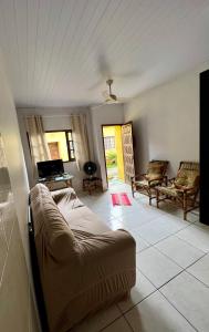 sala de estar con sofá en una habitación en Condomínio Dell Mar, en Bertioga