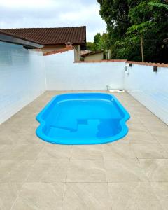 una gran piscina azul en un patio en Condomínio Dell Mar, en Bertioga