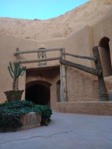 Touring Club MARHALA MATMATA في Matmata: مدخل لمبنى في الصحراء