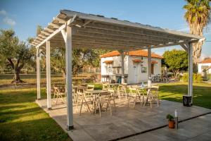 A restaurant or other place to eat at Anastasios Olive Garden Apartments