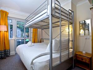 Dviaukštė lova arba lovos apgyvendinimo įstaigoje 1 Roundham Heights