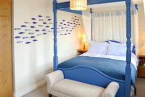 セント・アグネスにあるKingsholmのベッドルーム1室(壁に魚が泳ぐ青いベッド1台付)