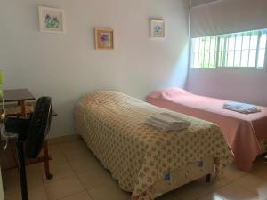 Pokój z 2 łóżkami, stołem i oknem w obiekcie Rivadavia San Juan casa en alquiler cotización oficial w mieście San Juan