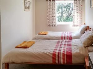 two beds sitting next to each other in a bedroom at 2 The Paddocks in Happisburgh