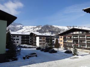 カプルーンにあるAppartement Schwarzenbacherの雪車駐車場