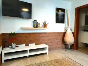 Televízia a/alebo spoločenská miestnosť v ubytovaní Apartamento en Puerto del Carmen