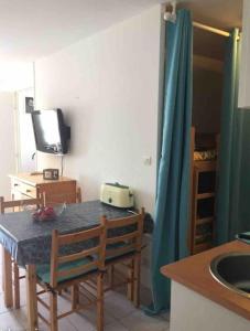 Televízia a/alebo spoločenská miestnosť v ubytovaní Coquet T2, quartier des quilles, climatisé, 300m des plages
