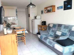 Kuchyňa alebo kuchynka v ubytovaní Coquet T2, quartier des quilles, climatisé, 300m des plages
