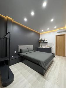 1 dormitorio con 1 cama con pared negra en Lều Vịt Homestay Hải Phòng, en Hạ Lý