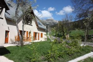 ヴィラール・ド・ランにあるVal Lachardの山を背景に庭のある家