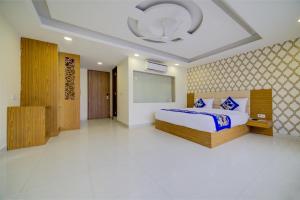 Ένα ή περισσότερα κρεβάτια σε δωμάτιο στο Hotel Decent Suites - Delhi Airport