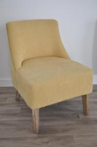 uma cadeira amarela sentada no topo de um piso de madeira em Grand et lumineux apt. T2 à 2 pas de l'Erdre em Nantes