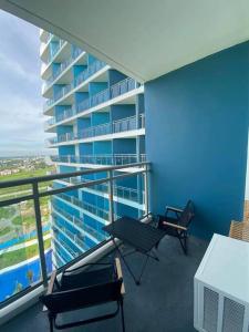 - Balcón con mesa y sillas en un edificio en Amenity View Studio Azure North en San Fernando