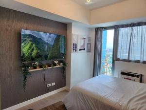 1 dormitorio con cama y ventana grande en Amenity View Studio Azure North en San Fernando