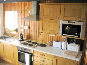 Een keuken of kitchenette bij Borreraig - 28256