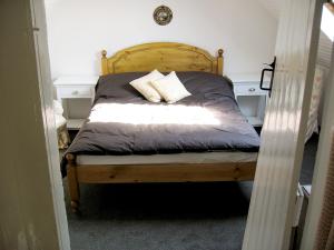 Een bed of bedden in een kamer bij Borreraig - 28256