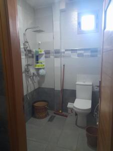 y baño con ducha y aseo. en Appartement ennasr49, en Khenifra