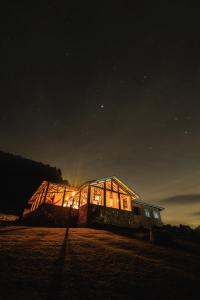 a house at night with the lights on at Casa Principal Montanha Home in Monte Verde