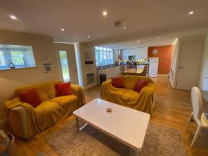 Sala de estar con 2 sofás y mesa de centro en Oak Tree Barn - 27693 en Otterburn