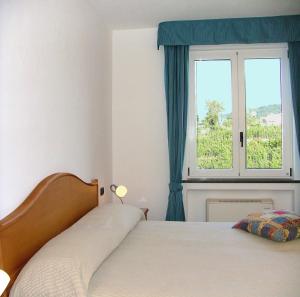 イスキアにあるヴィラ ロザリアのベッドルーム1室(ベッド1台、大きな窓付)
