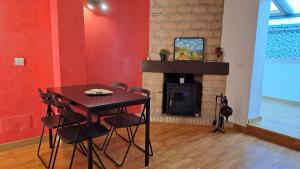 une salle à manger avec une table et une cheminée dans l'établissement Lagunas Ruidera 16 Agua y Placer, à Ruidera