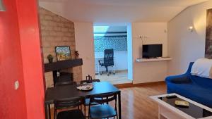 - un salon avec une table et un canapé bleu dans l'établissement Lagunas Ruidera 16 Agua y Placer, à Ruidera