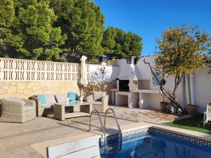una villa y un patio con piscina en Casa Alegria, en Calafat